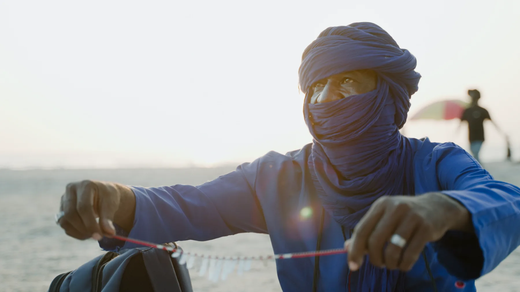 hombre berebere vendiendo joyería en playa de cap skirring, casamance, senegal