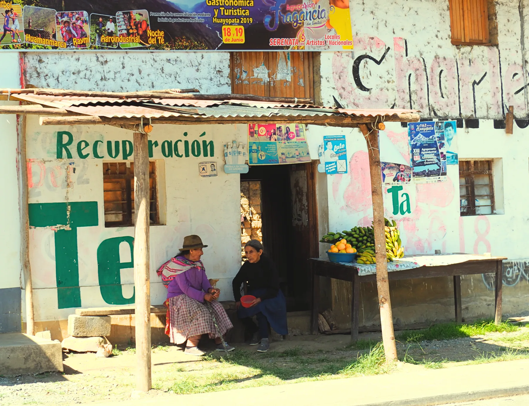 señoras hablando en los andes perú